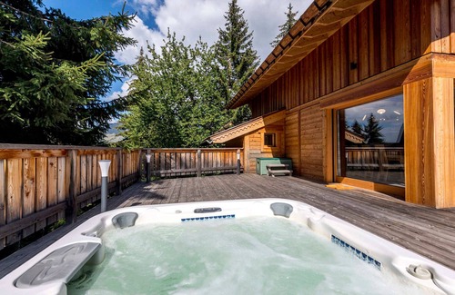 La Perriere Ski Chalet | Luxurious Chalet in Courchevel-La Tania: Sleeps 12, Ski-in/Ski-out, Jacuzzi, Sauna & Home Cinema
