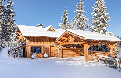 La Perriere Ski Chalet | Luxurious Chalet in Courchevel-La Tania: Sleeps 12, Ski-in/Ski-out, Jacuzzi, Sauna & Home Cinema
