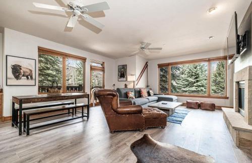 Edwards House | Luxurious Condo Gated Community Pool Hot Tubs