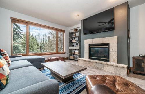 Edwards House | Luxurious Condo Gated Community Pool Hot Tubs