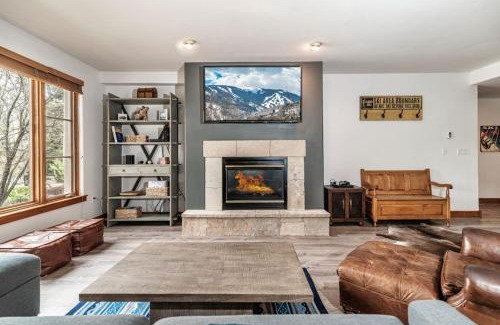 Edwards House | Luxurious Condo Gated Community Pool Hot Tubs