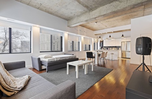 Plateau Mont Royal Condo | Luxurious Condo ✓ ❤️ of Montreal ✓ Free parking ✓ Subway across the street!