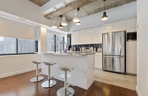 Plateau Mont Royal Condo | Luxurious Condo ✓ ❤️ of Montreal ✓ Free parking ✓ Subway across the street!