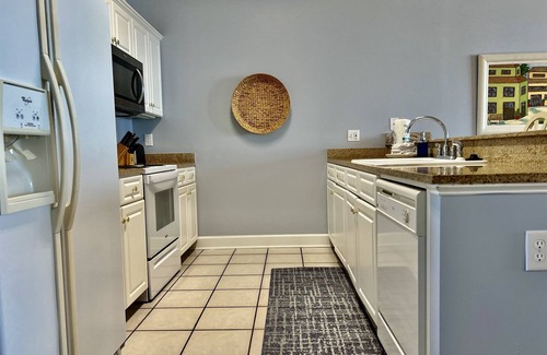 Ono Island Condo | Luxurious Condo on the 5th Floor! Only a 7 Minute Walk to Flora Bama!