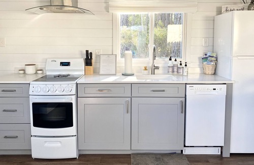 Birdsnest House | Luxurious Creekside Tiny Home-1 minute walk to the beach