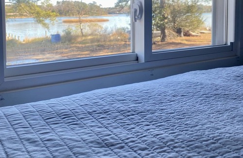Birdsnest House | Luxurious Creekside Tiny Home-1 minute walk to the beach