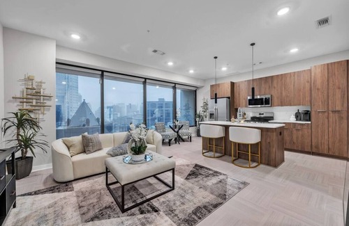 Civil Rights Historic District Apartment | Luxurious Downtown Stay Skyline Views + Wi-Fi