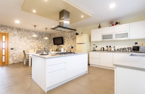 Adeje House | Luxurious downtown villa with private pool