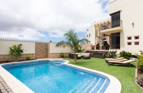 Adeje House | Luxurious downtown villa with private pool