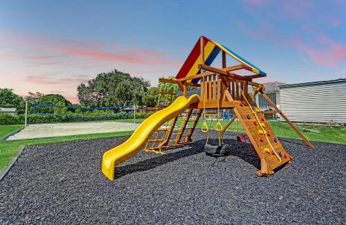 Davie House | Luxurious Estate 8BR w Heated POOL & GAMEROOM - 24 Guests