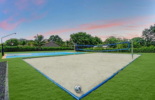 Davie House | Luxurious Estate 8BR w Heated POOL & GAMEROOM - 24 Guests