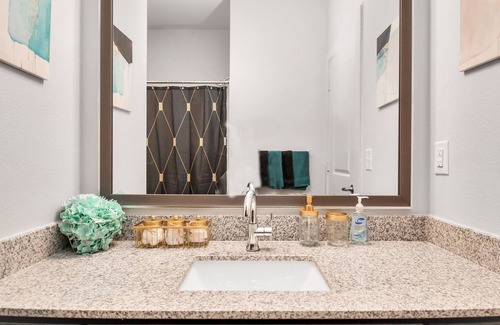 George Bush Park/Eldridge Apartment | Luxurious Experience