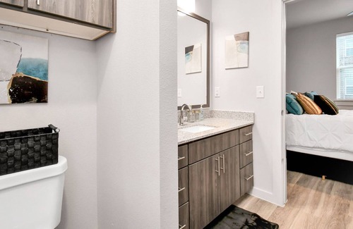 George Bush Park/Eldridge Apartment | Luxurious Experience