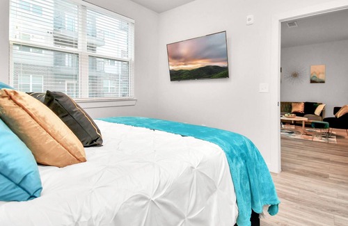 George Bush Park/Eldridge Apartment | Luxurious Experience