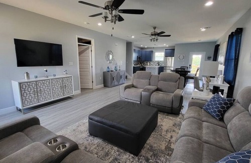 Shoreline Park House | Luxurious Five Bedroom With Pool