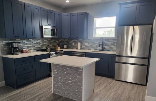 Shoreline Park House | Luxurious Five Bedroom With Pool