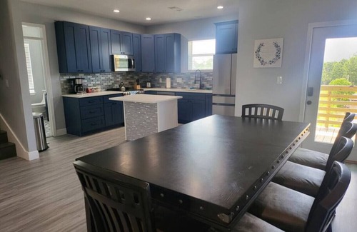 Shoreline Park House | Luxurious Five Bedroom With Pool