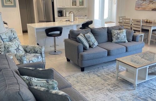 Englewood House | Luxurious Florida Living 2 Minutes from the Beach with heated pool!