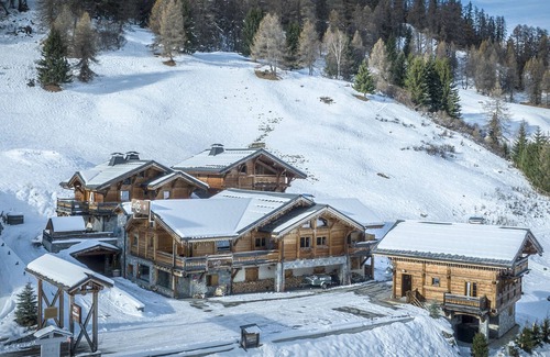 Plagne 1800 Ski Chalet | Luxurious 7-bed chalet with jacuzzi and sauna, near chairlift
