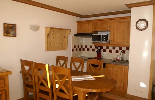 Prapoutel Apartment | Luxurious 3-BR Cabin at the Foot of the Slopes with Spa Access