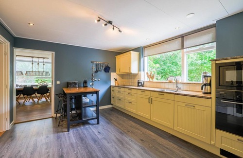Sint Maartensvlotbrug House | Luxurious group accommodation for 11 people, de Hofstee farm, WLAN