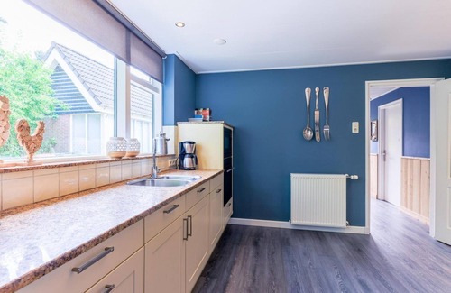 Sint Maartensvlotbrug House | Luxurious group accommodation for 11 people, de Hofstee farm, WLAN