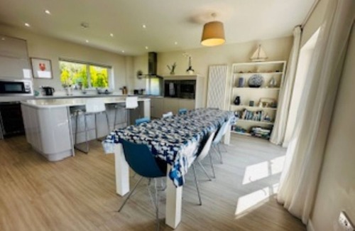 Aberdovey House | Luxurious Holiday Home - Aberdovey- 4 En-Suite Bedrooms & Spectacular Sea Views!