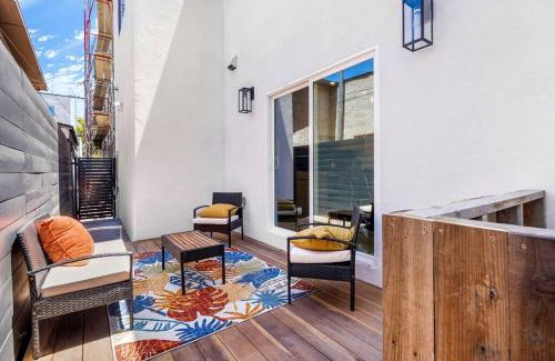 Crenshaw Apartment | Luxurious Home with Hot Tub and Arcades Sleeps 14