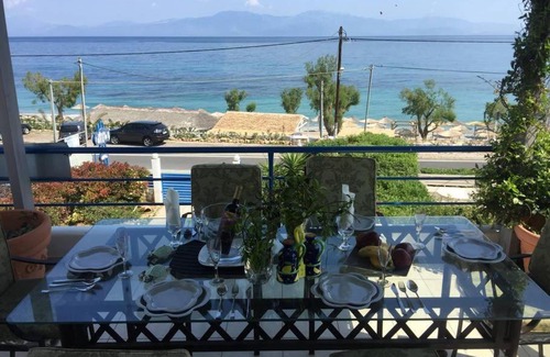 Kato Diminio House | Luxurious House next to the water