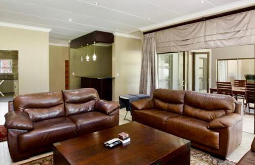 Lochvaal Villa | Luxurious House on the water