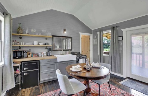 Fredericksburg Cottage | Luxurious & Intimate Cottage in Fred Wine Country!
