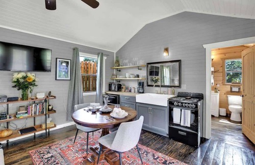 Fredericksburg Cottage | Luxurious & Intimate Cottage in Fred Wine Country!