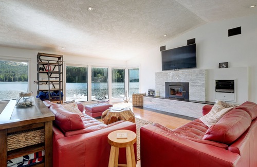 Shawnigan Lake House | Luxurious Lake House Estate