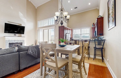 Maynardville Condo | Luxurious Lakeside Retreat with Stunning Views & Resort-Style Amenities