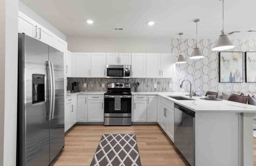 East Raleigh Apartment | Luxurious Living 5 Min From Downtown