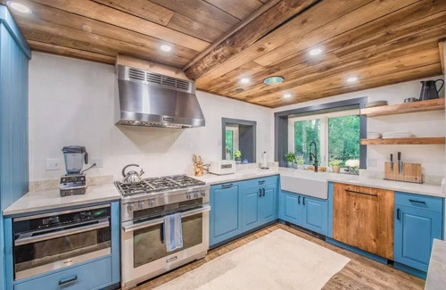 Taos House | Luxurious Log Cabin on a Rivern