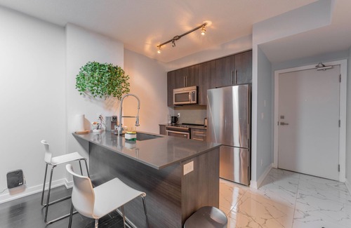 Downtown Mississauga House | Luxurious Mississauga Condo ~ Cozy ~ Comfort