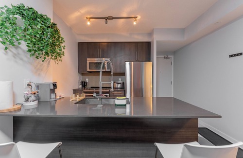 Downtown Mississauga House | Luxurious Mississauga Condo ~ Cozy ~ Comfort