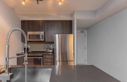 Downtown Mississauga House | Luxurious Mississauga Condo ~ Cozy ~ Comfort