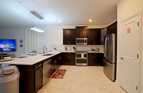 Kissimmee House | Luxurious Modern 9 Bed Pool Home w/2 Masters, 5 Kings Amazing Games Rm Lake View. Nr Theme Parks
