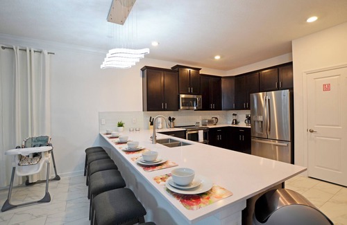 Kissimmee House | Luxurious Modern 9 Bed Pool Home w/2 Masters, 5 Kings Amazing Games Rm Lake View. Nr Theme Parks