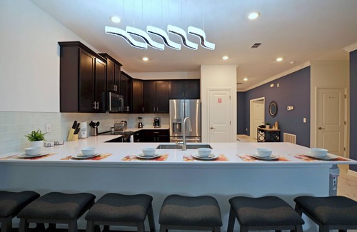 Kissimmee House | Luxurious Modern 9 Bed Pool Home w/2 Masters, 5 Kings Amazing Games Rm Lake View. Nr Theme Parks