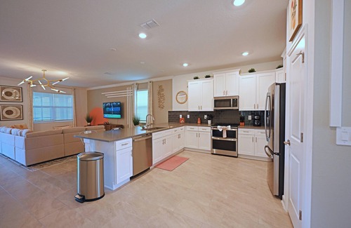 Kissimmee House | Luxurious Modern 9 Bed Pool Home w/2 Masters, 5 Kings Amazing Games Rm Lake View. Nr Theme Parks