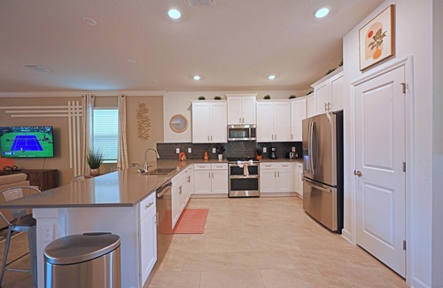 Kissimmee House | Luxurious Modern 9 Bed Pool Home w/2 Masters, 5 Kings Amazing Games Rm Lake View. Nr Theme Parks
