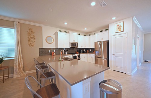 Kissimmee House | Luxurious Modern 9 Bed Pool Home w/2 Masters, 5 Kings Amazing Games Rm Lake View. Nr Theme Parks