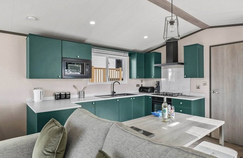 Narberth House | Luxurious modern caravan with one double with en suite W.