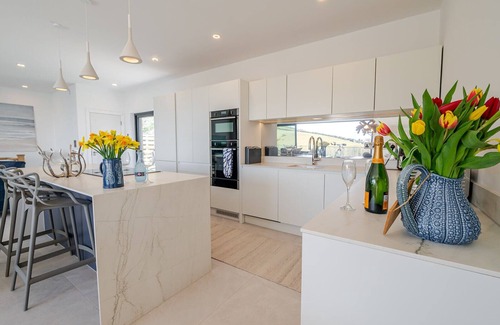 Downderry House | Luxurious new beach house with hot hub, EV charger, dog friendly & parking