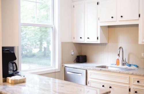 Earlewood House | Luxurious & Newly Renovated 3 BR Bungalow - Minutes from USC - Sleeps 8