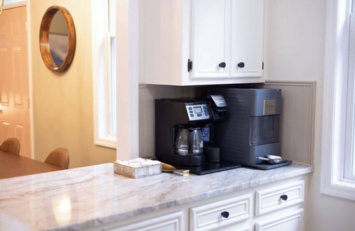 Earlewood House | Luxurious & Newly Renovated 3 BR Bungalow - Minutes from USC - Sleeps 8