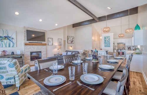Lincoln Beach House | Luxurious Oceanfront, Private Beach Access, Gourmet Kitchen, Hot Tub, and more!